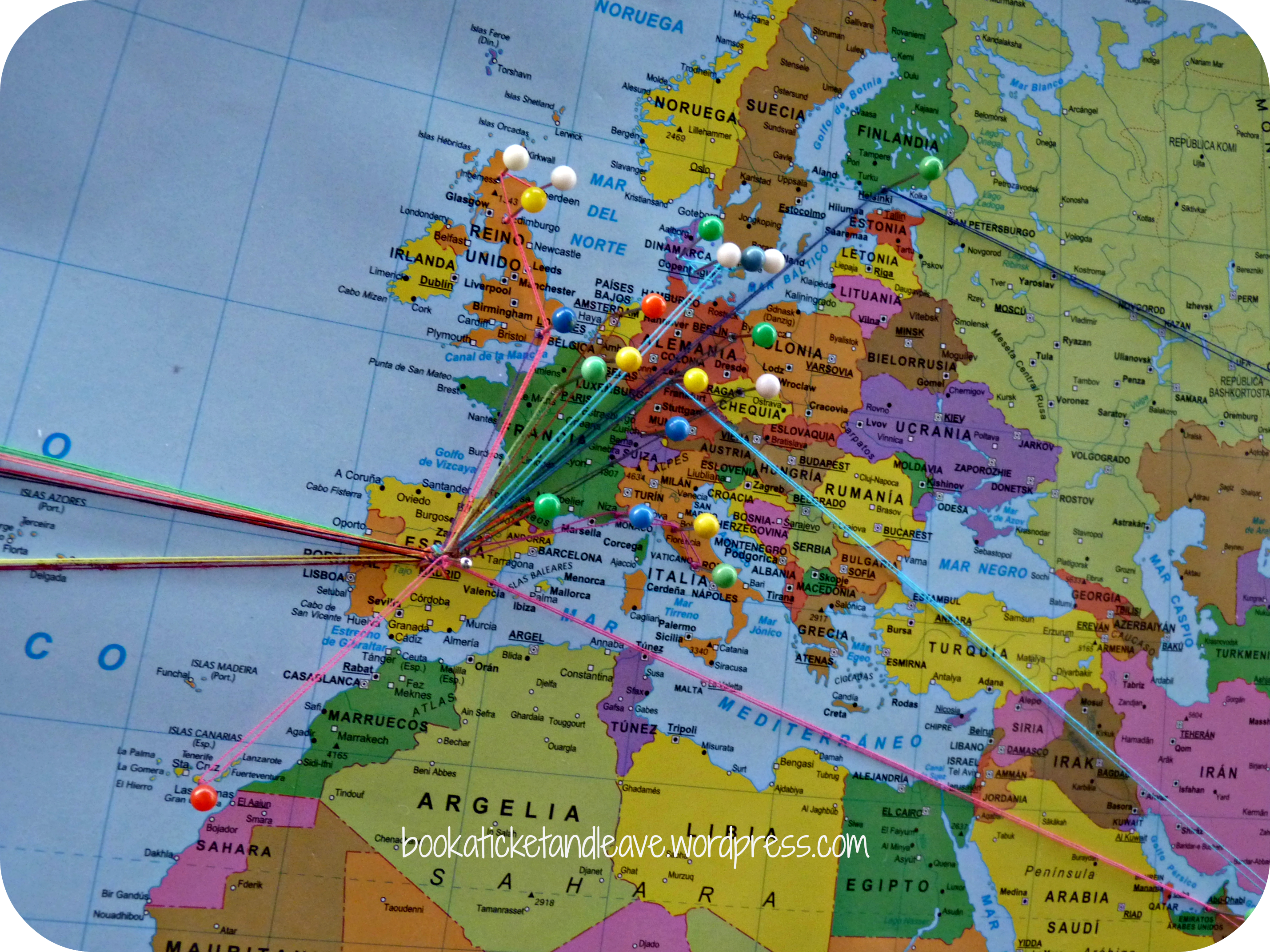 Mapa del mundo con diferentes chinchetas en países donde los viajeros han  sido traveltopography y fondo de concepto turístico colorido